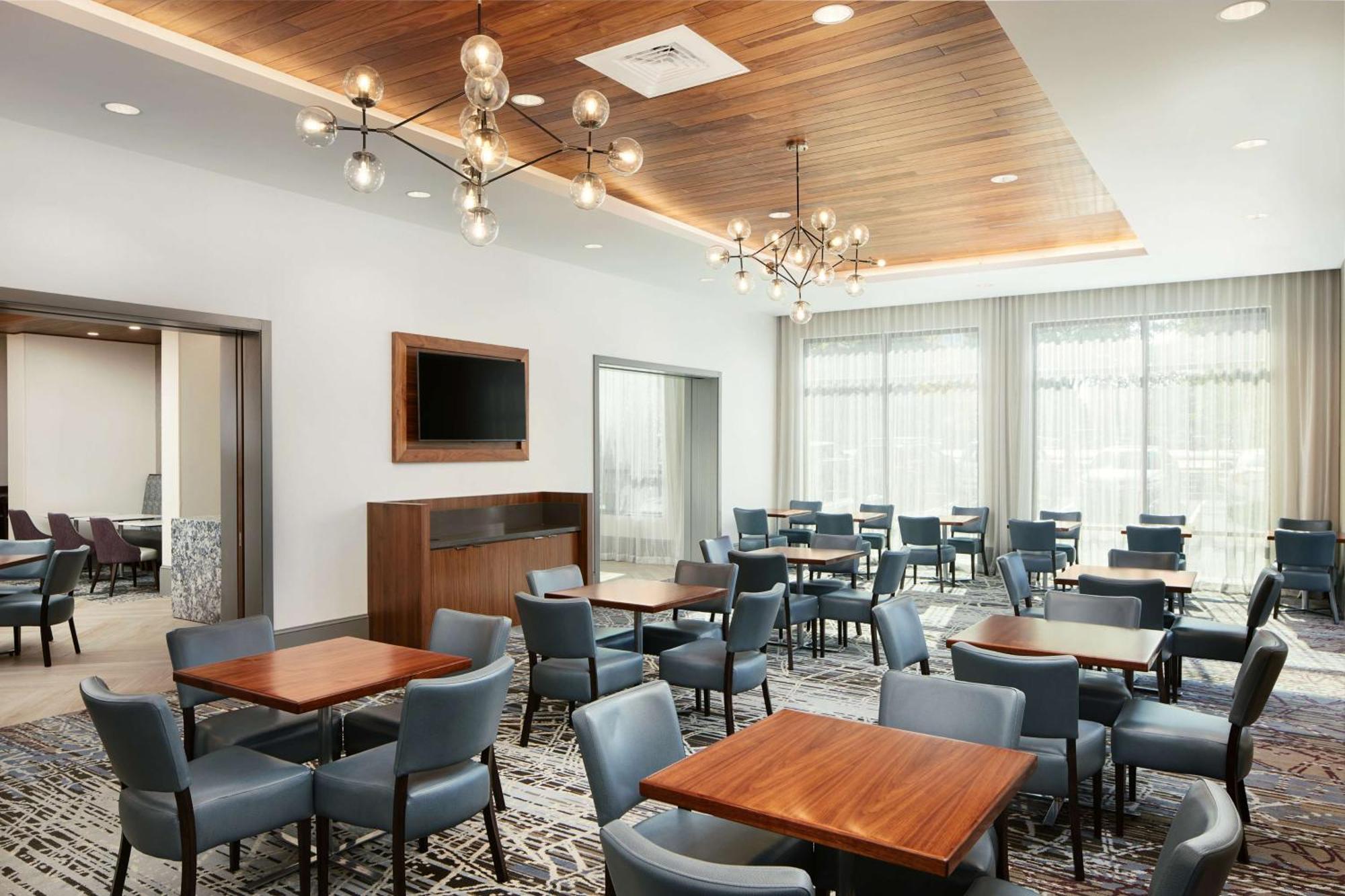 Embassy Suites By Hilton Atlanta Airport North Hapeville エクステリア 写真